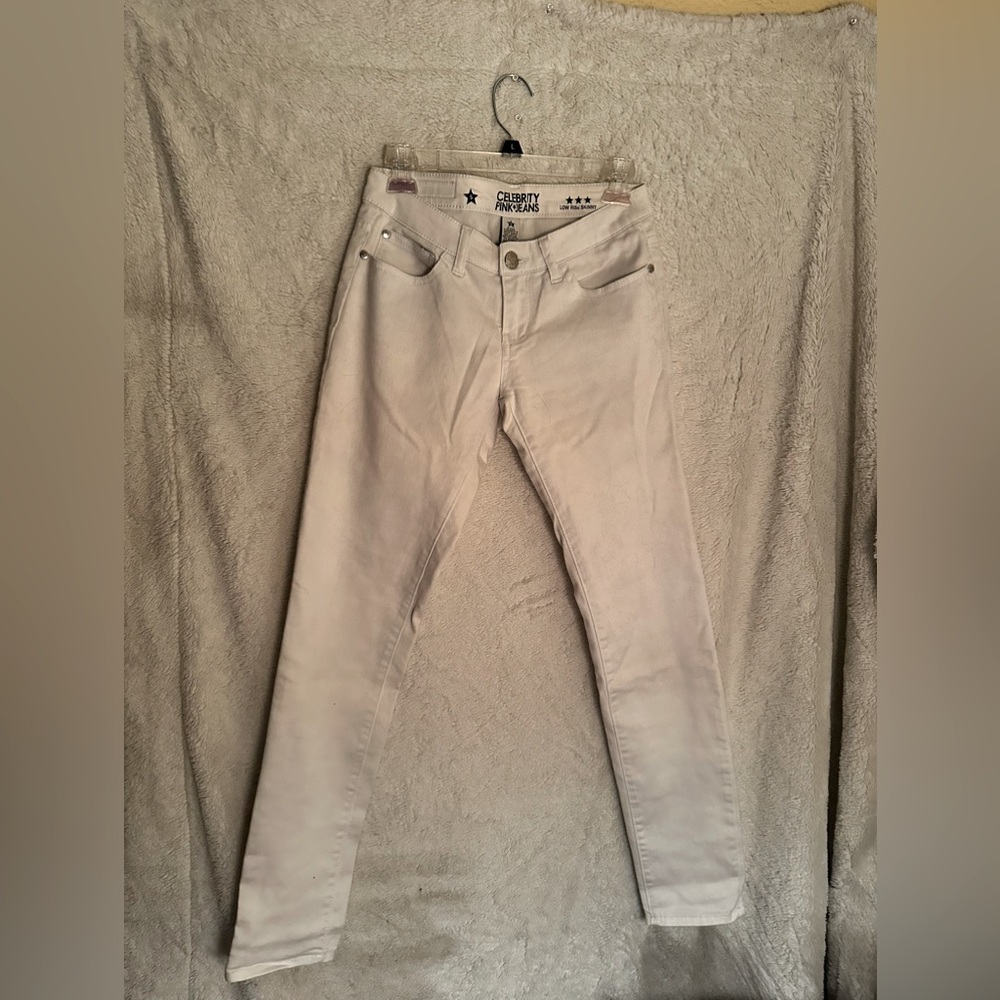 Everyone needs a pair of Celebrity Jeans!!Perfect for a cute Spring time fit! 💐